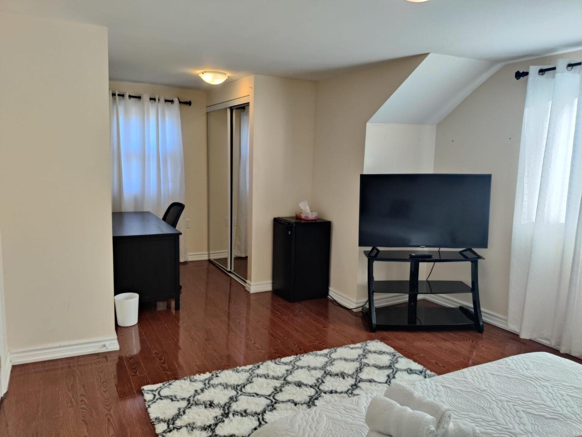 Spacious Mbr Near Kennedy Subway & Go Toronto Bagian luar foto